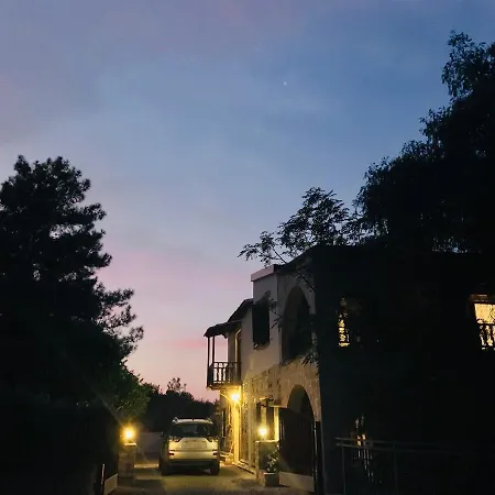 The Goathouse * לרנקה
